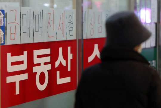 아파트 매매·전셋값 역대 최대 하락 지속      (서울=연합뉴스) 박동주 기자 = 계속되는 금리 인상과 거래 절벽 속에 아파트 매매·전셋값이 속수무책으로 하락세다.      정부가 서울과 경기 일부를 제외한 전국에 걸쳐 전방위 규제지역 해제에 나섰지만 이번주에도 전국·수도권·서울 아파트 매매·전셋값은 역대 최대 하락 행진이 이어졌다. 사진은 9일 서울의 한 부동산중개업소 앞. 2022.12.9      pdj6635@yna.co.kr  (끝)